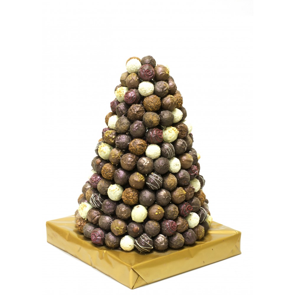 Пирамида из конфет ручной работы